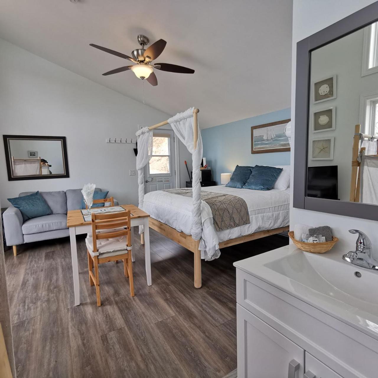 Knotty Pine Ocean Front Suite - Adults Only Ingonish Habitación foto